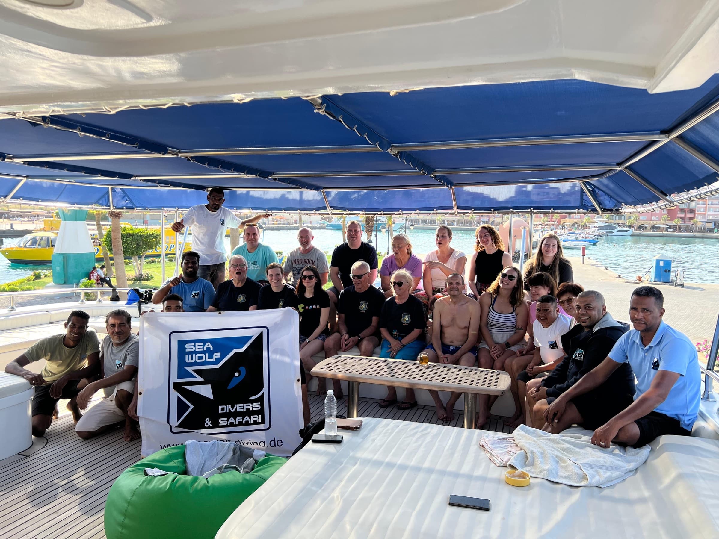 Gruppenfoto der Reisegruppe an Deck eines Tauchsafari-Boots